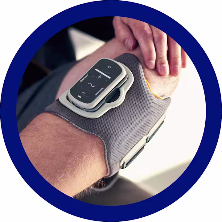 Dettaglio del dispositivo di stimolazione elettrica funzionale L300 Go posizionato sulla gamba di un paziente seduto