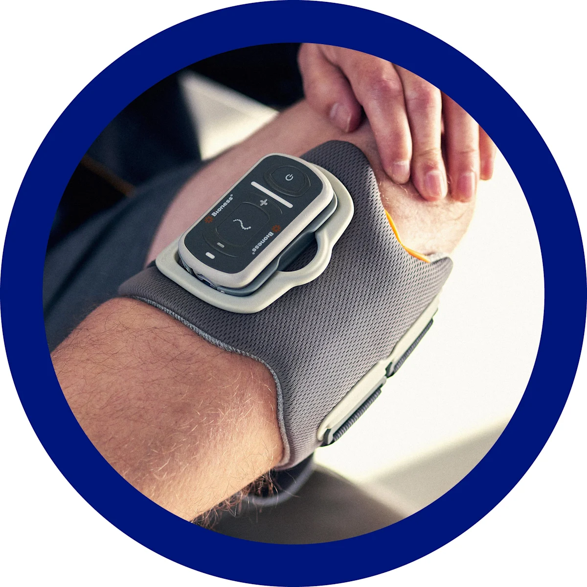 Dettaglio del dispositivo di stimolazione elettrica funzionale L300 Go posizionato sulla gamba di un paziente seduto