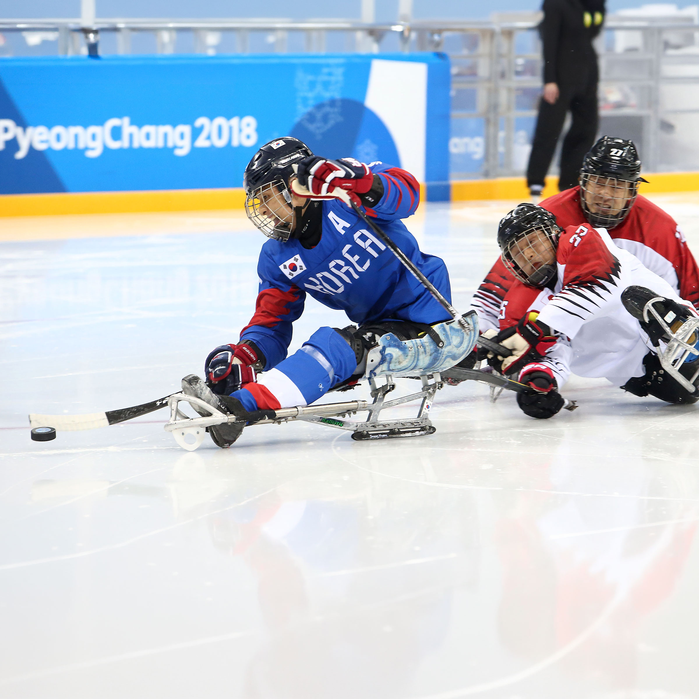 Due squadre di hockey paralimpico si affrontano sul ghiaccio della pista