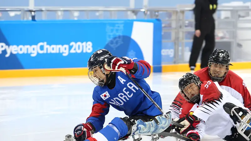 Due squadre di hockey paralimpico si affrontano sul ghiaccio della pista