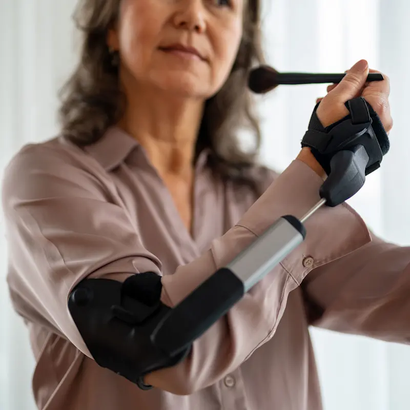 Una donna si trucca con l'aiuto dell'ortesi STIL