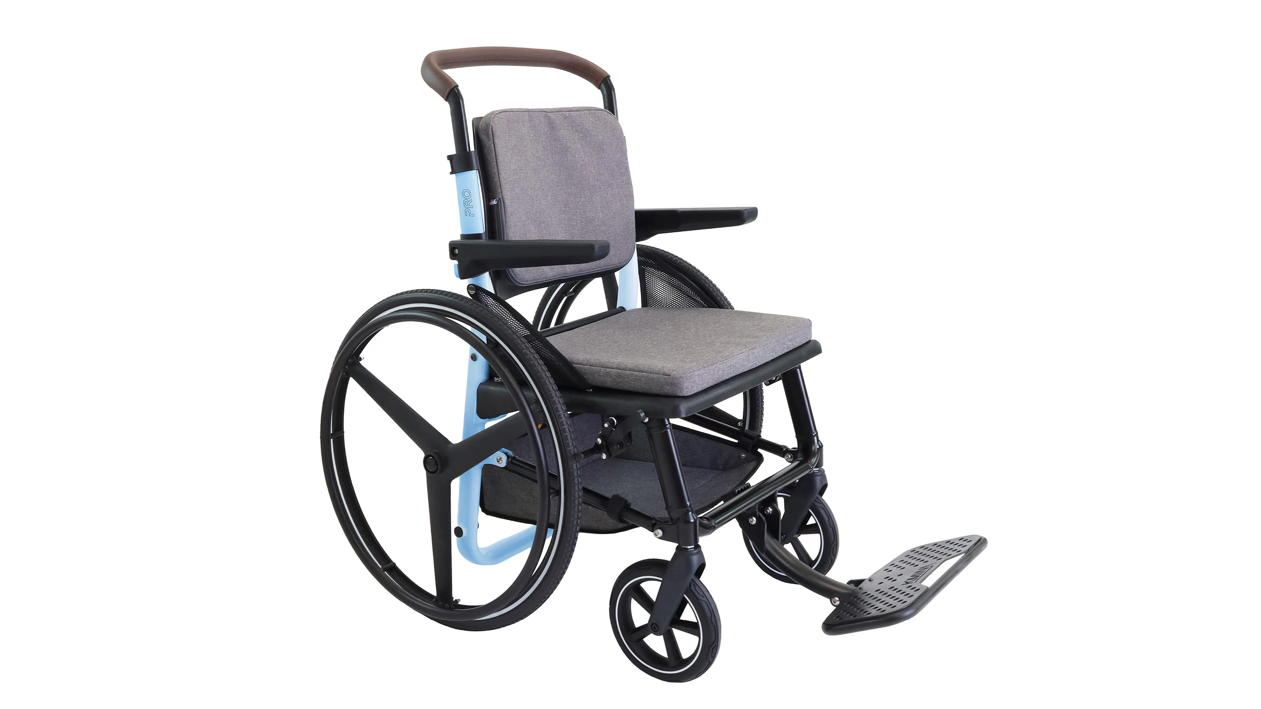 Immagine della carrozzina leggera KMINA PRO nella colorazione azzurra e nella versione a ruote grandi per consentire all'utente di autospingersi