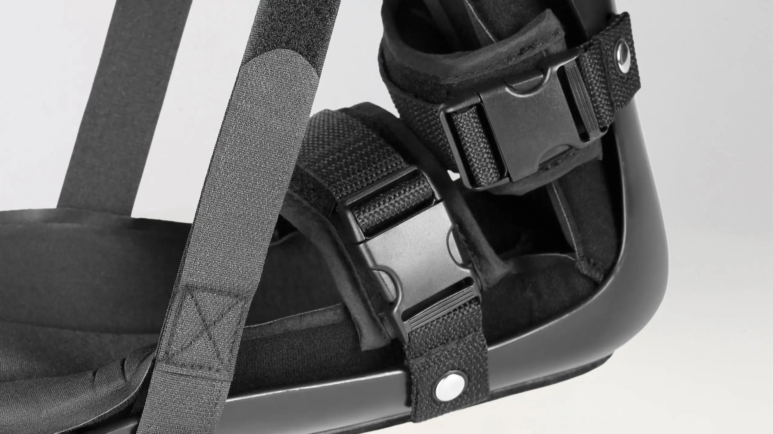 Dettaglio dei cinturini laterali in velcro per la regolazione della flessione dorsale dell'ortesi Malleo Immobil Night Splint