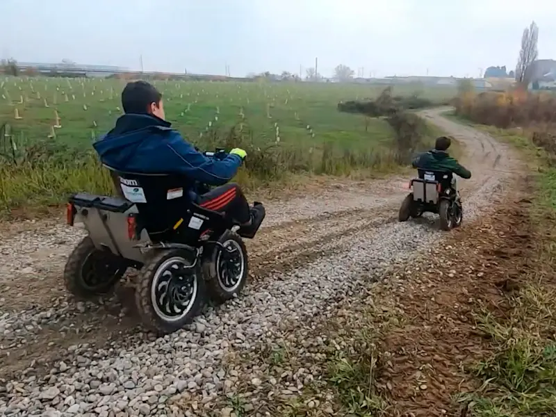 Due Zoom affrontano una discesa sterrata