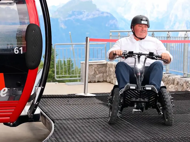 Zoom uphill fotografato a fianco della cabina di una funivia sulle Dolomiti