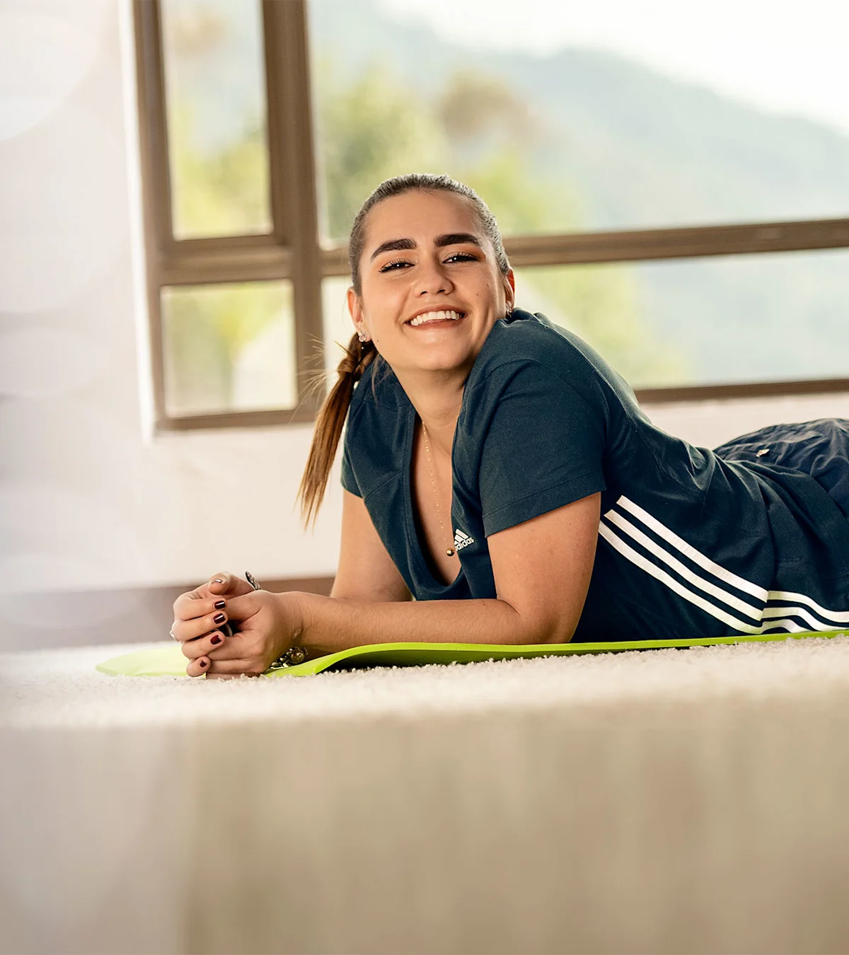 Sul tappetino da yoga durante una pausa con il suo ginocchio Dynion