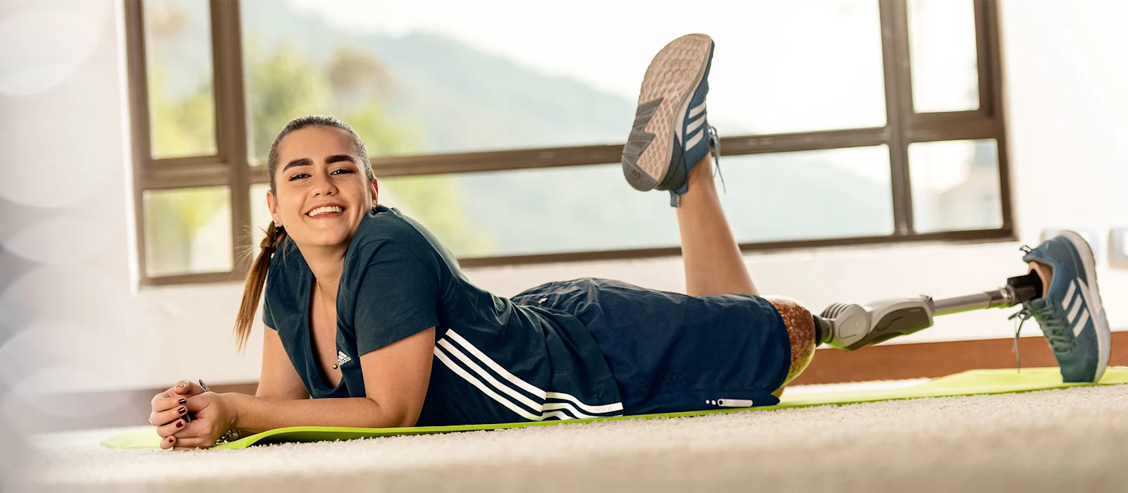 Sul tappetino da yoga durante una pausa con il suo ginocchio Dynion