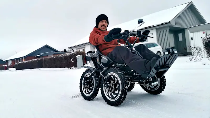 Un utente guida il suo fuoristrada elettrico Zoom Uphill sulla neve