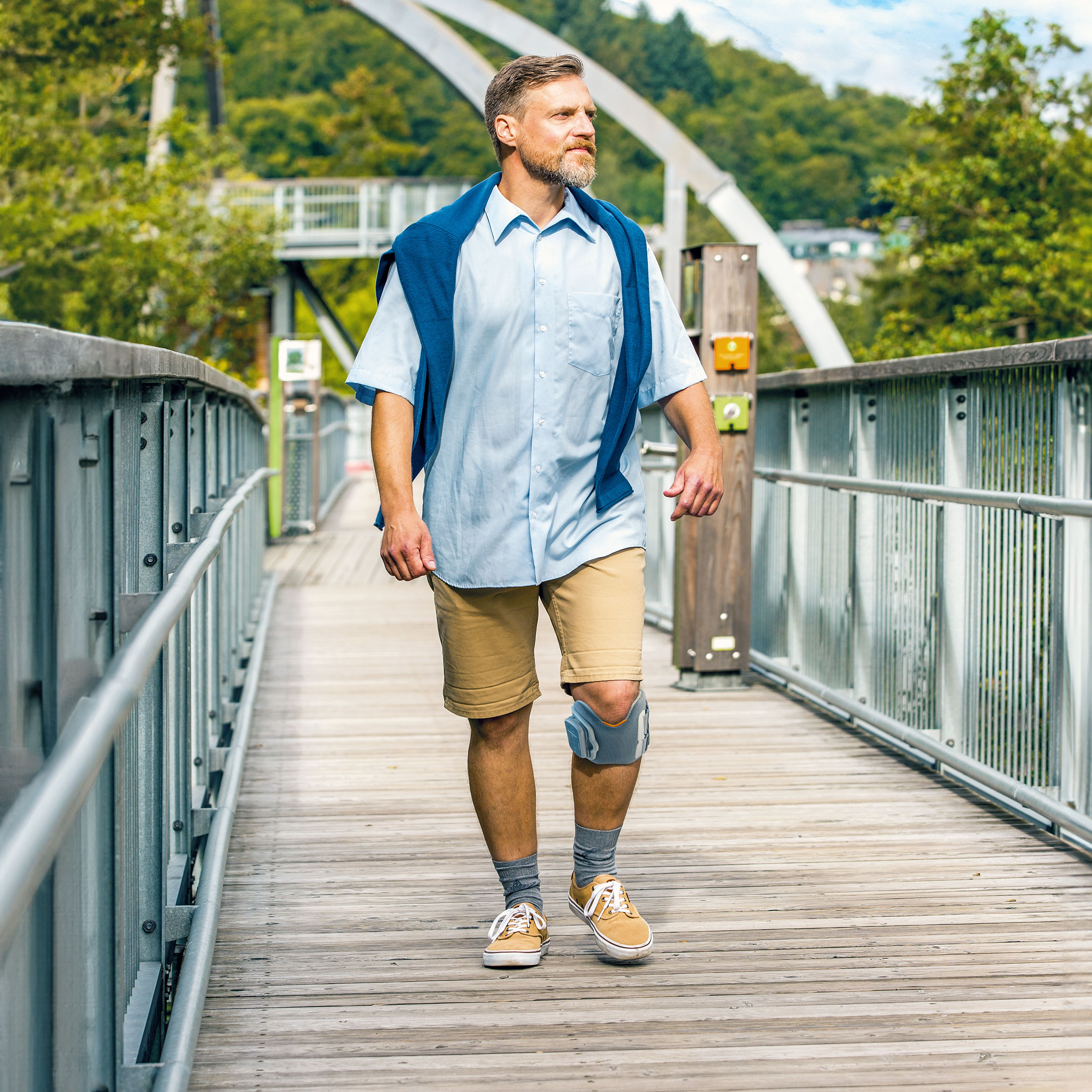 Un paziente con il suo L300 Go attraversa un ponte pedonale 