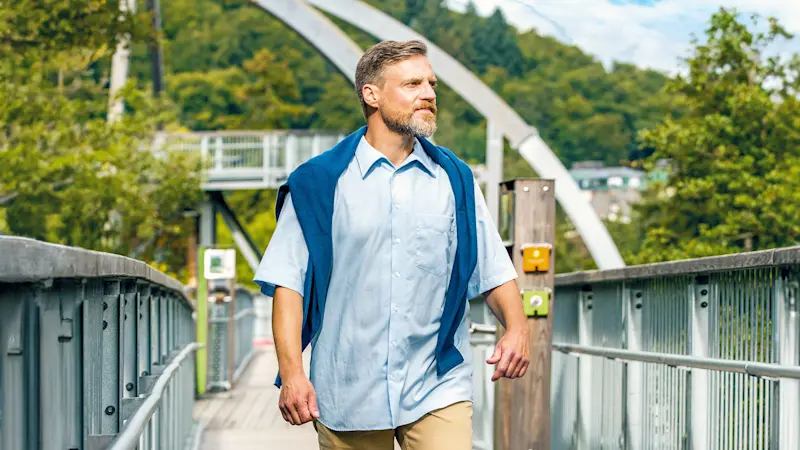 Un paziente con il suo L300 Go attraversa un ponte pedonale