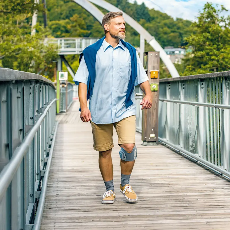 Un paziente con il suo L300 Go attraversa un ponte pedonale 