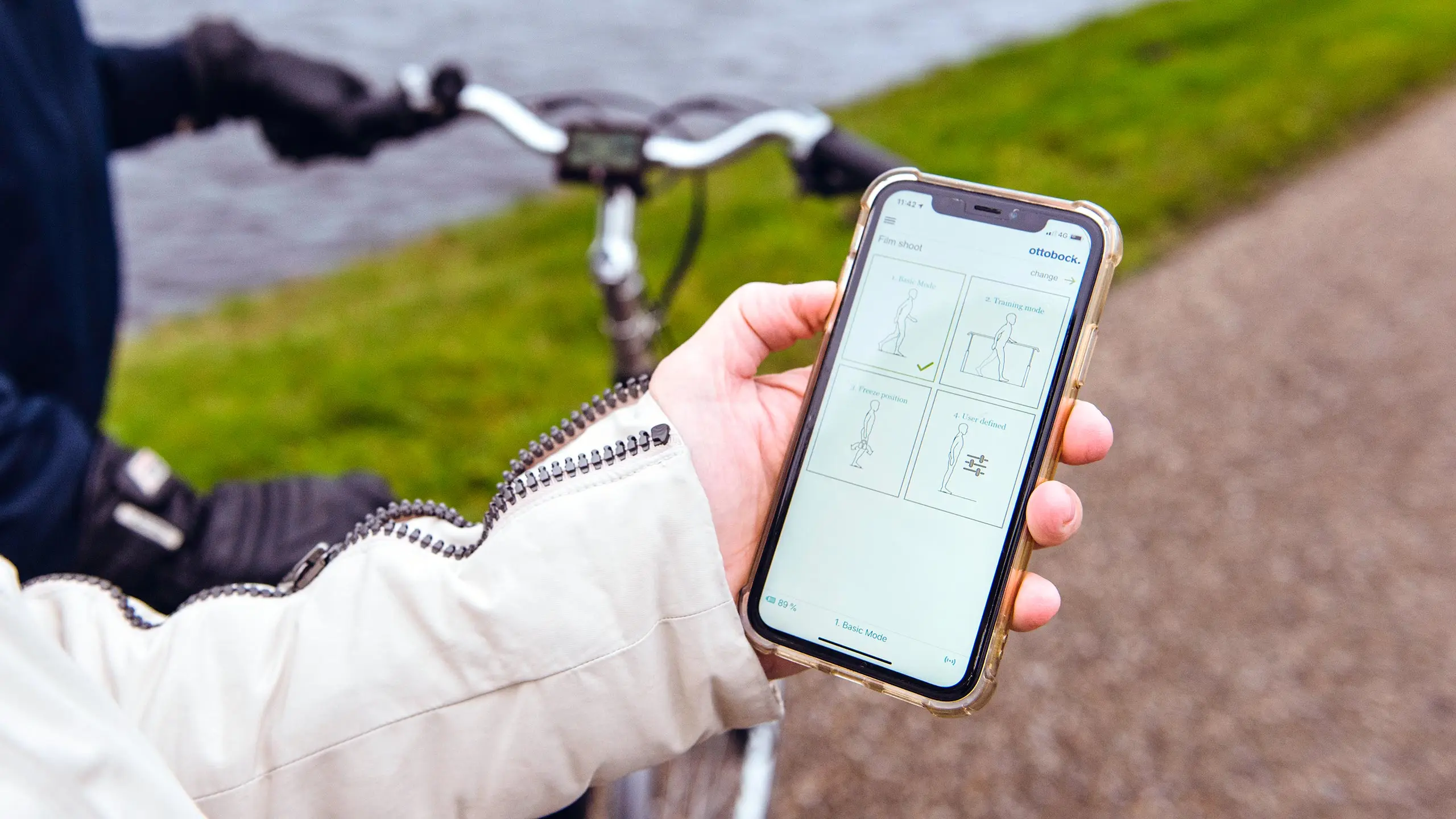 Dettaglio di uno smartphone con installata l'applicazione Cockpit per il controllo dell'ortesi elettronica C-Brace