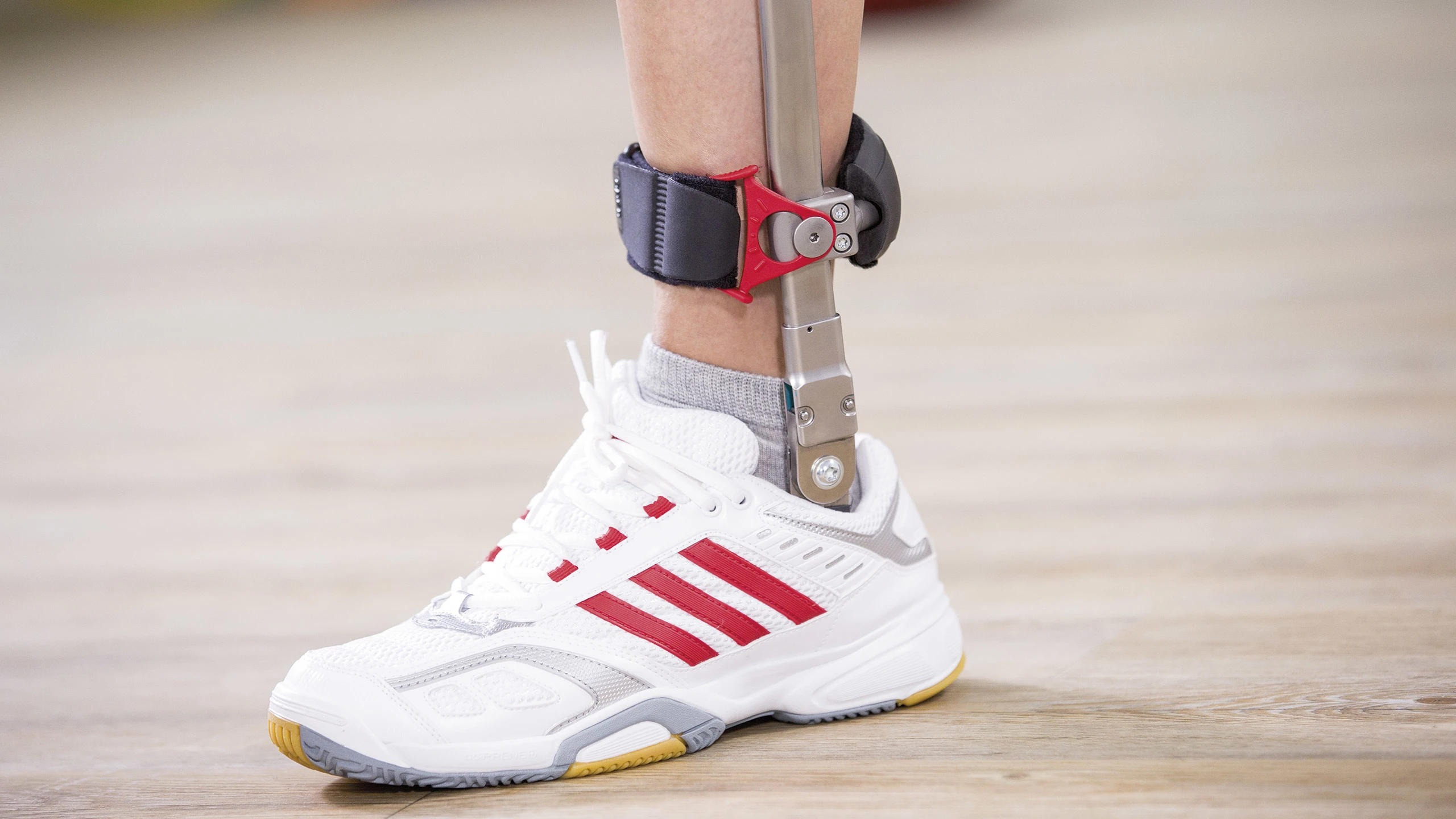 Dettaglio di una scarpa da ginnastica con la staffa dell'ortesi FreeWalk infilata