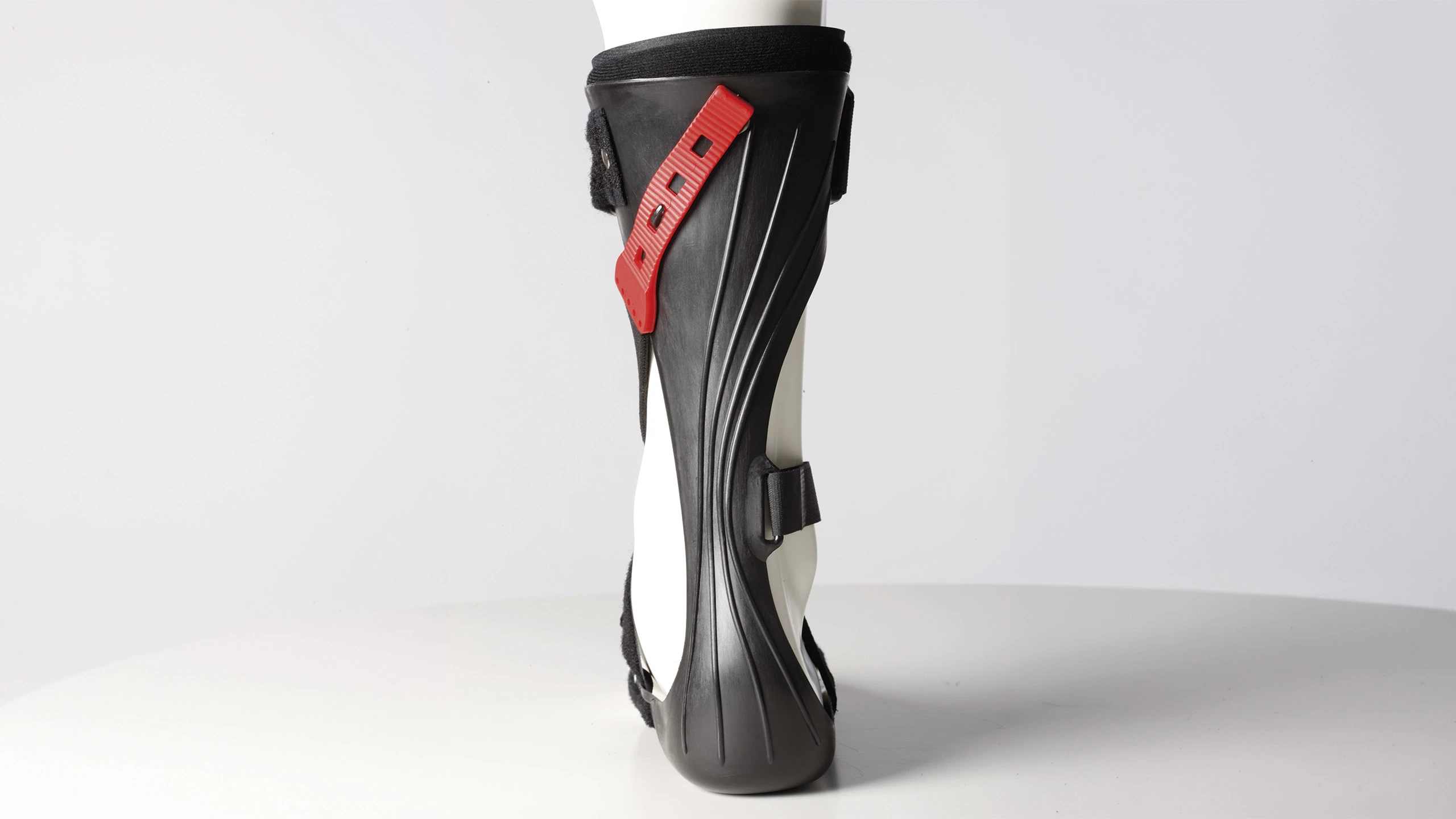 Vista posteriore dell'ortesi neurologica caviglia-piede (AFO) Malleo Neurexa Pro con la sua chiusura regolabile