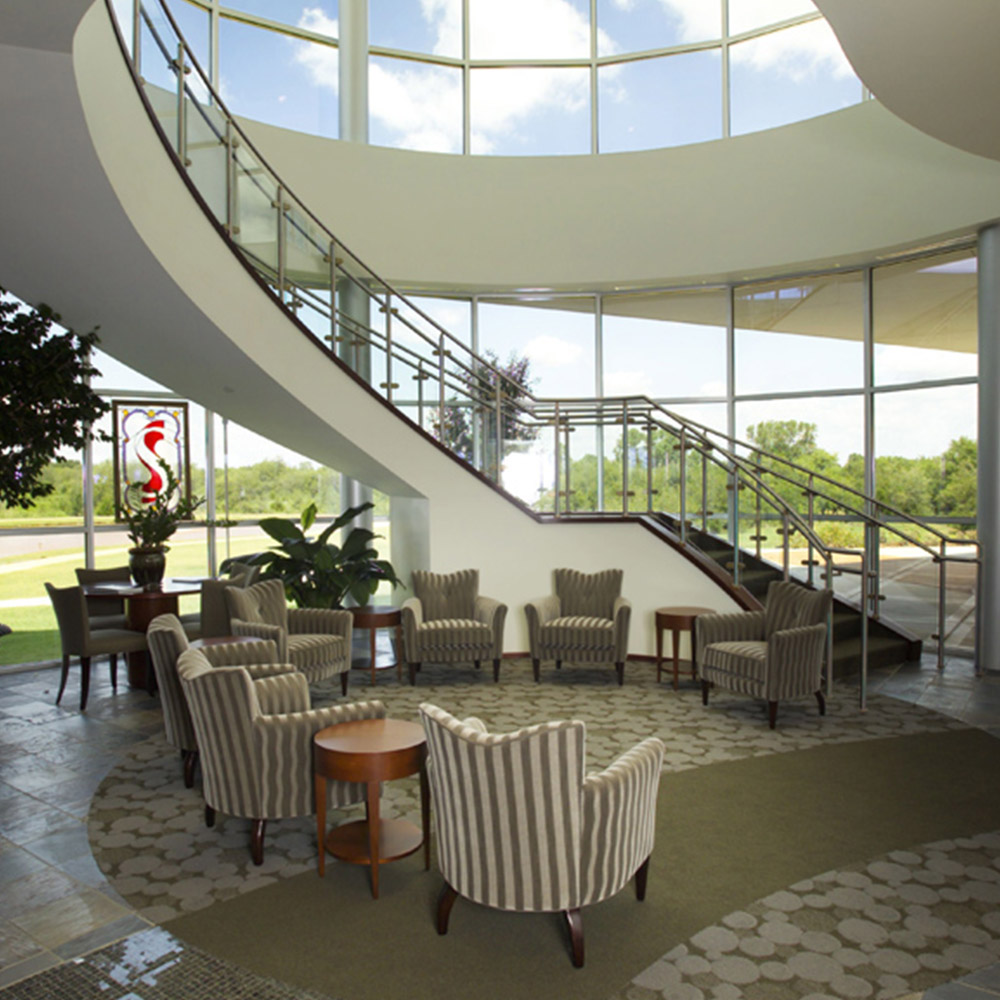 El vestíbulo interior y el área de espera del centro de tratamiento ortoprotésico Scott Sabolich Ottobock.care en Oklahoma City, OK