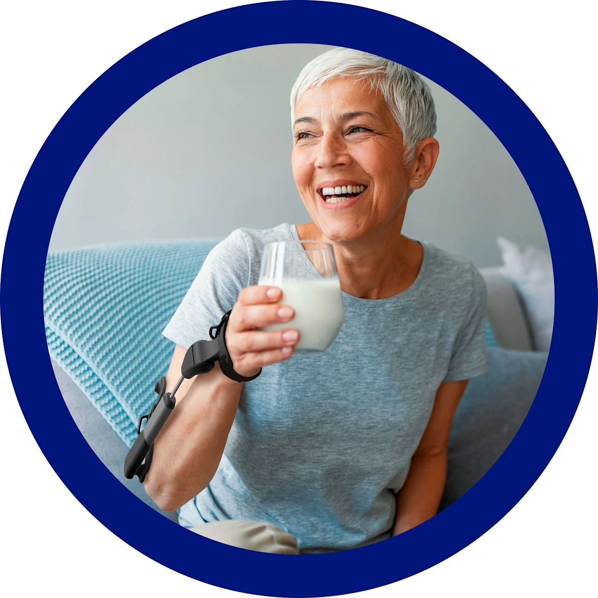 Donna con l'ortesi STIL al braccio solleva ferma un bicchiere di latte