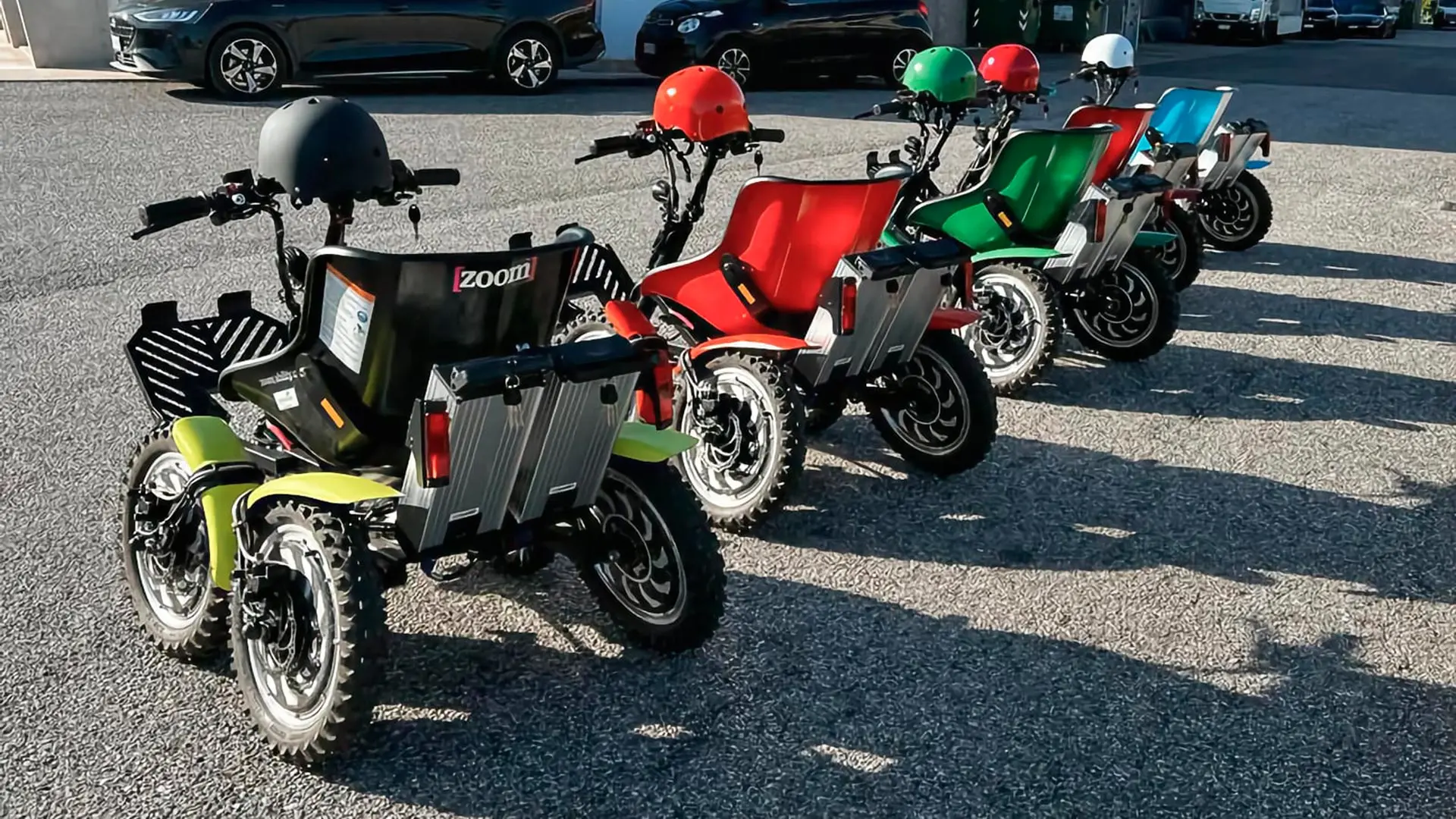 Il fuoristrada elettrico Zoom Uphill ripreso nelle sue varianti di colore