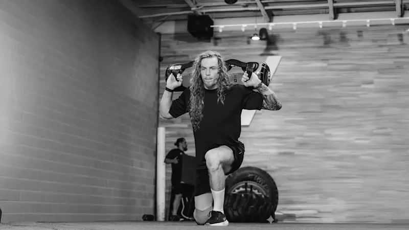 Un atleta adaptativo que levanta pesas en un entorno de gimnasio