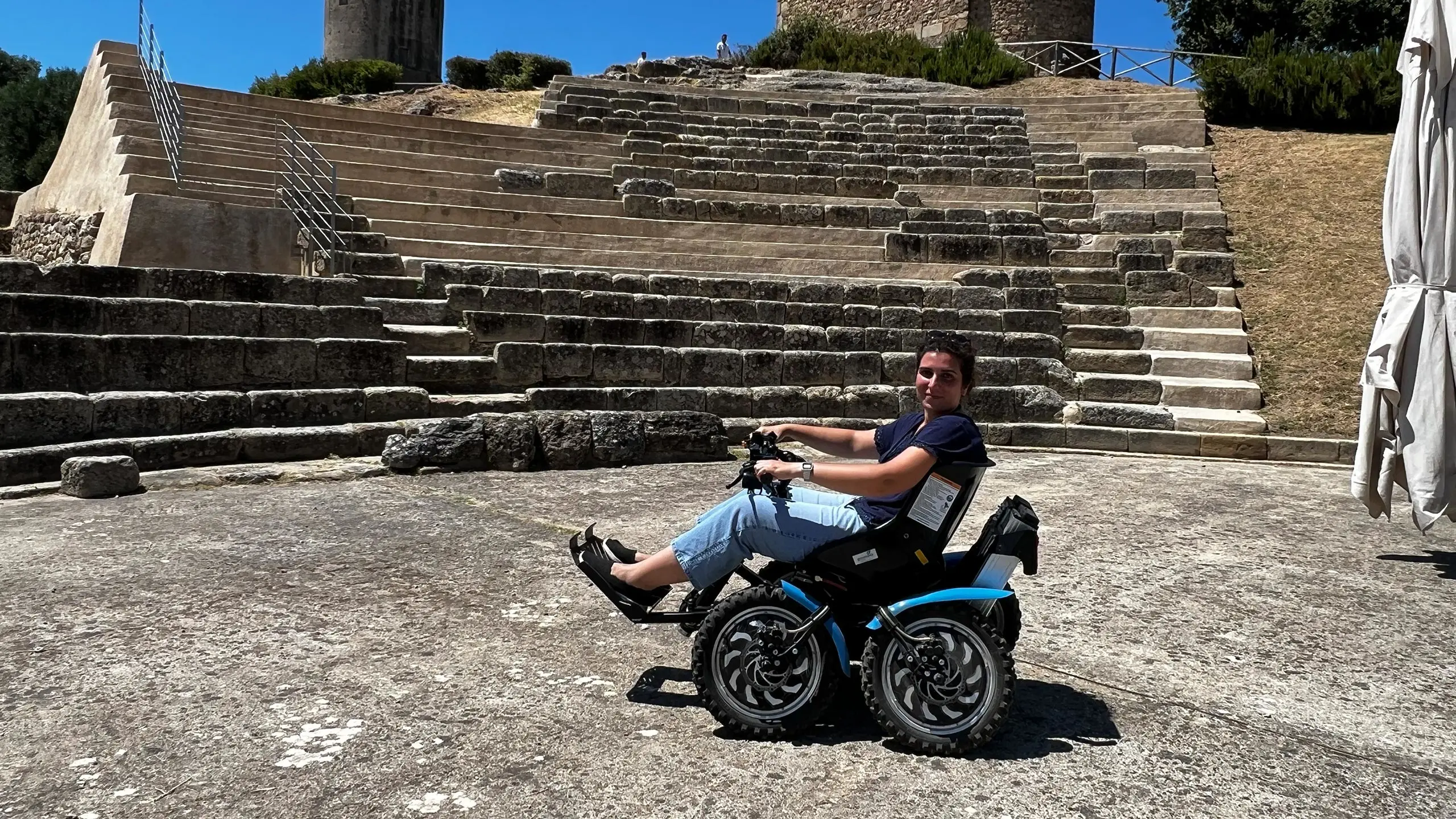 Zoom Uphill ripreso all'interno di un sito archeologico