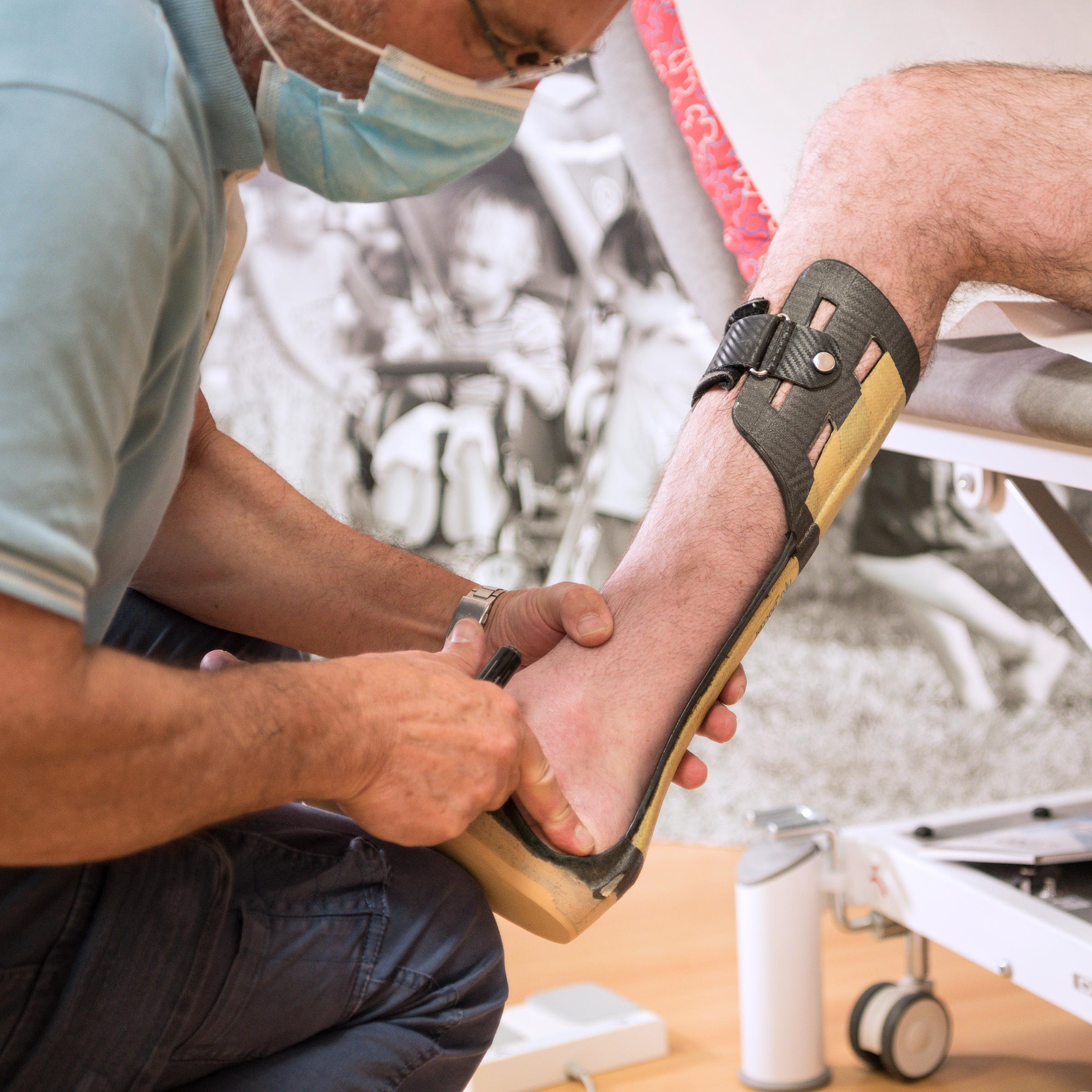Un tecnico ortopedico regola un ortesi AFO Botter sulla gamba di un paziente in un centro Ottobock.care