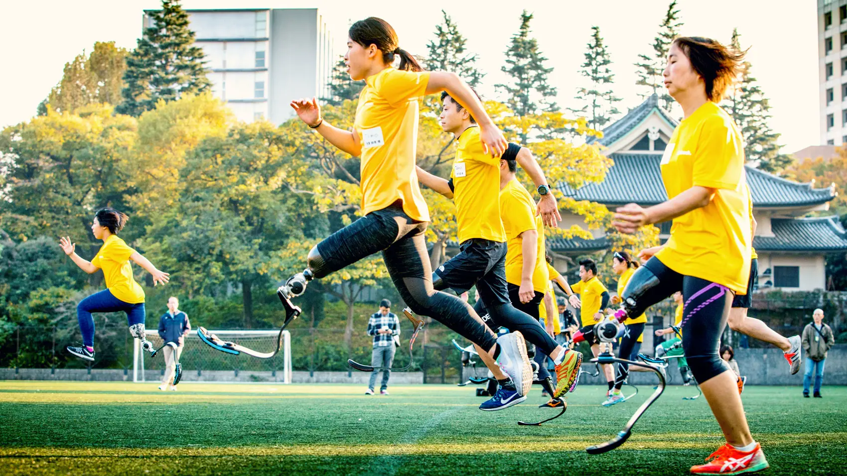 Un grupo de mujeres que compiten en una pista de carreras al aire libre con sus prótesis para correr