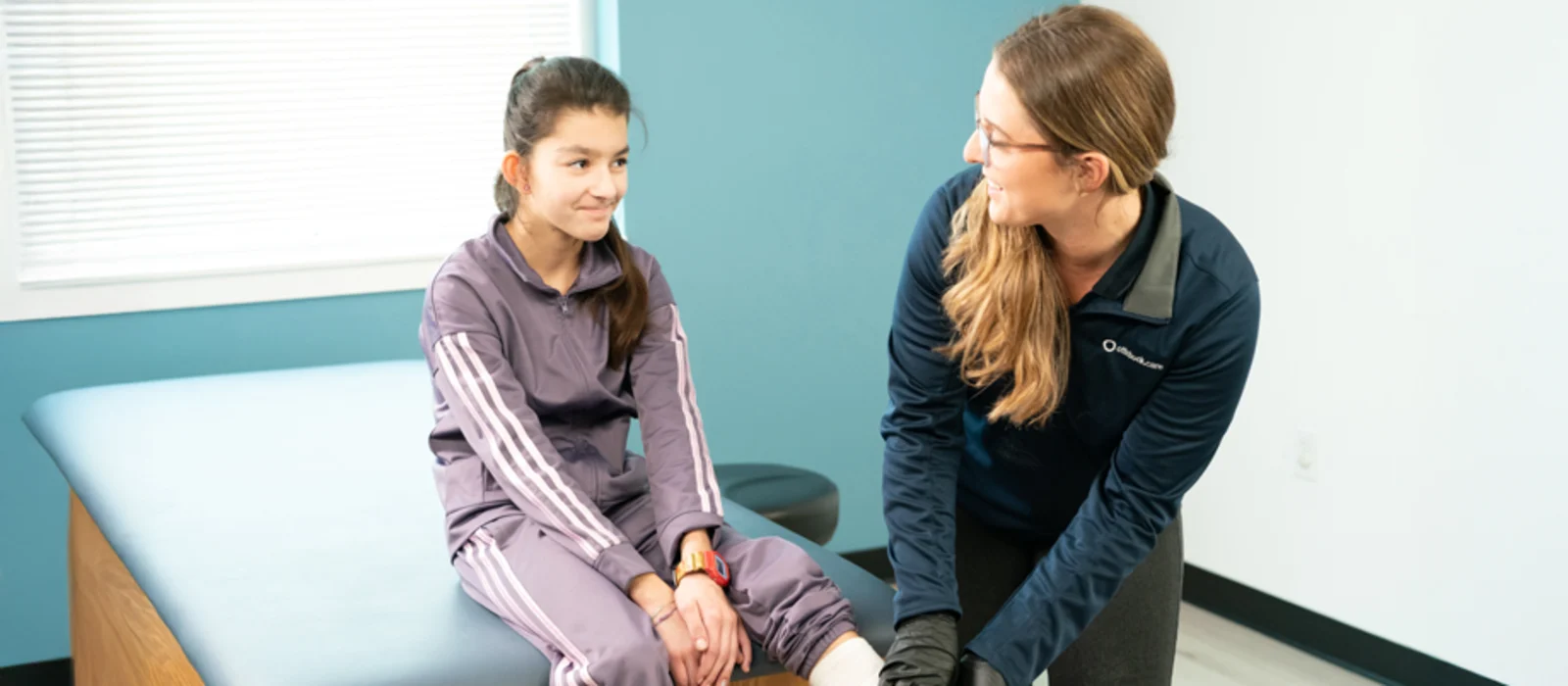 Un ortocista protésico certificado (CPO) que asiste a un usuario de órtesis por debajo de la rodilla