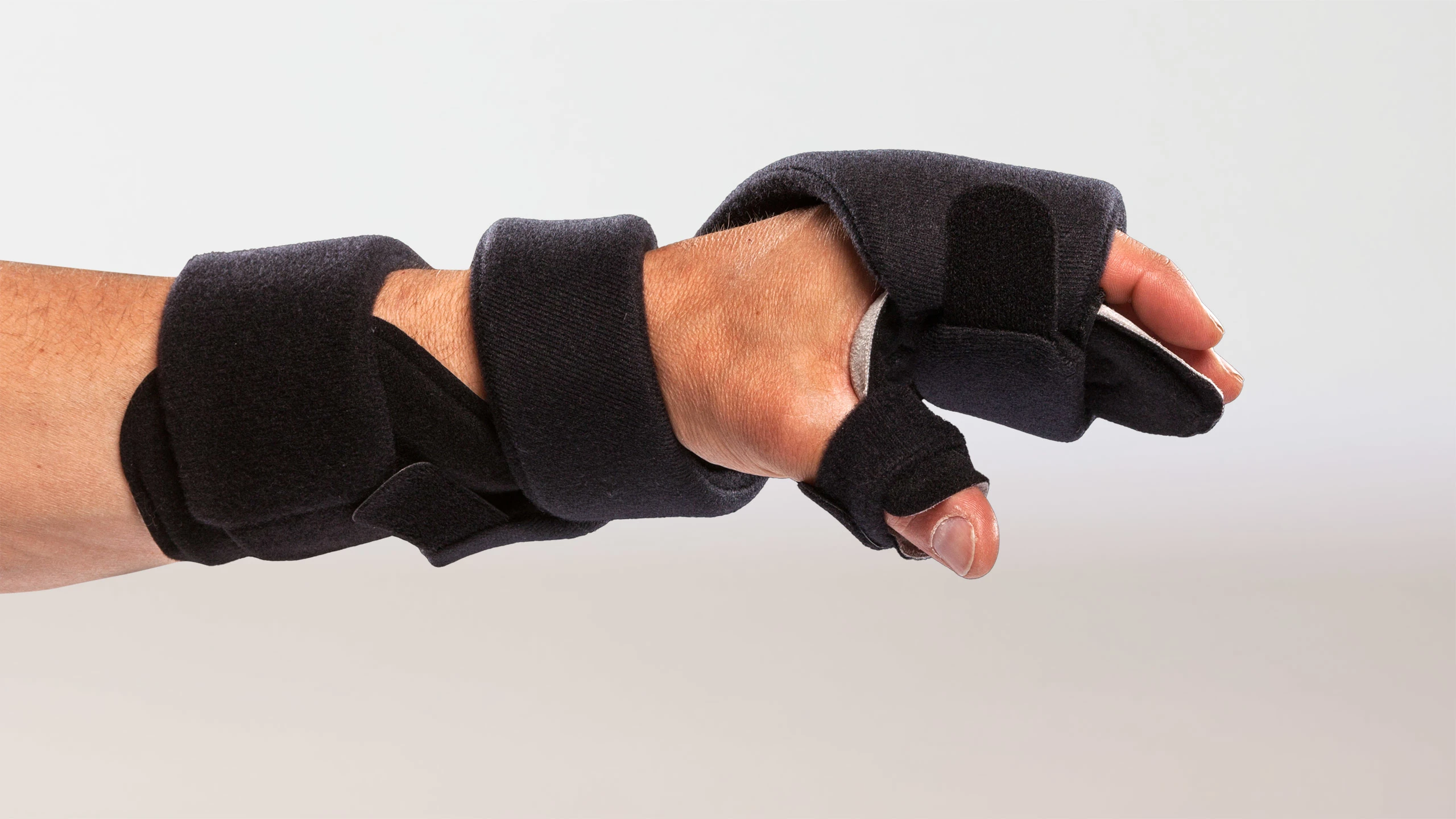 Dettaglio di una mano con il tutore neurologico Neuro Soft