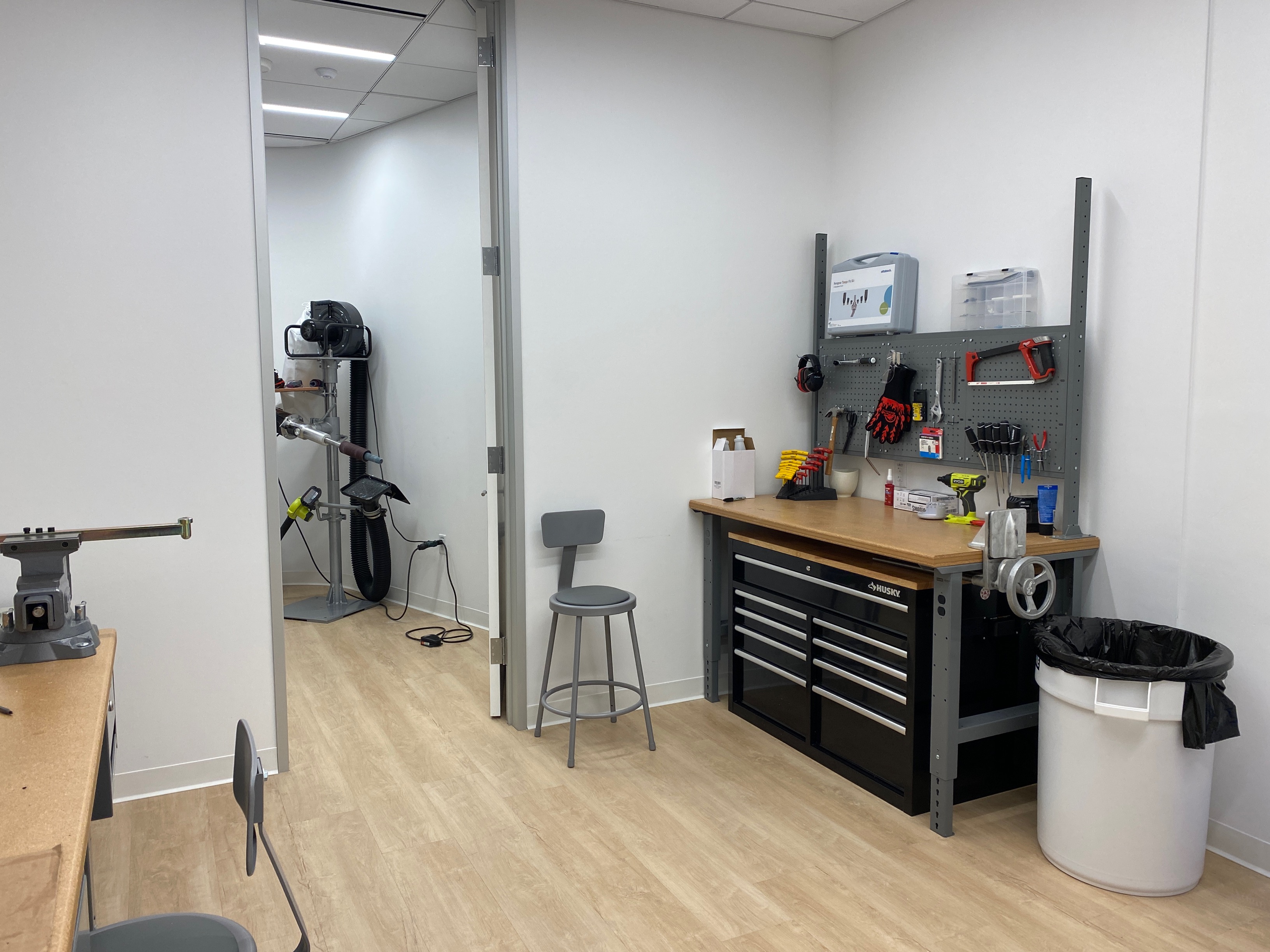 Un puesto de trabajo de prótesis dentro de un centro de tratamiento ortoprotésico Ottobock.care