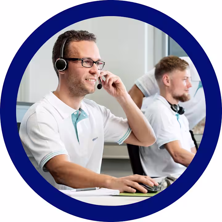 Lo staff Ottobock.care mentre risponde al telefono alle richieste dei pazienti