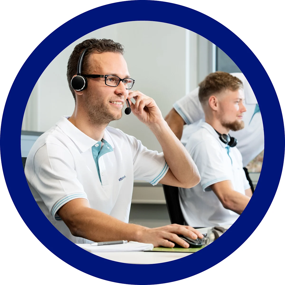 Lo staff Ottobock.care mentre risponde al telefono alle richieste dei pazienti