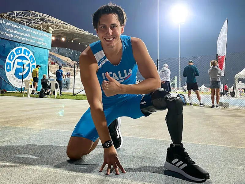 L'atleta Alessandro Ossola in pista a Dubai posa mostrando il suo ginocchio bionico Genium X3