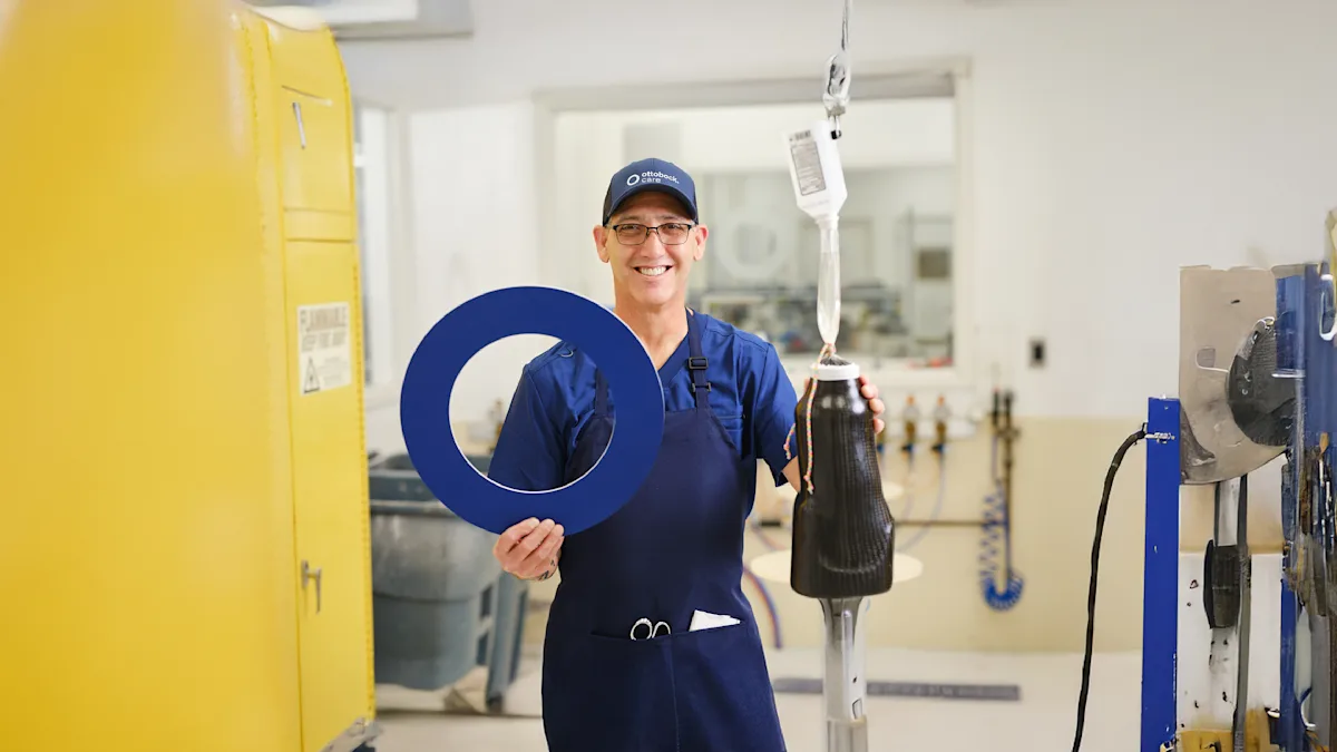 Un técnico de un centro de tratamiento ortésico y protésico posando en un laboratorio mientras sostiene una pierna artificial y el Ottobock.care "O"