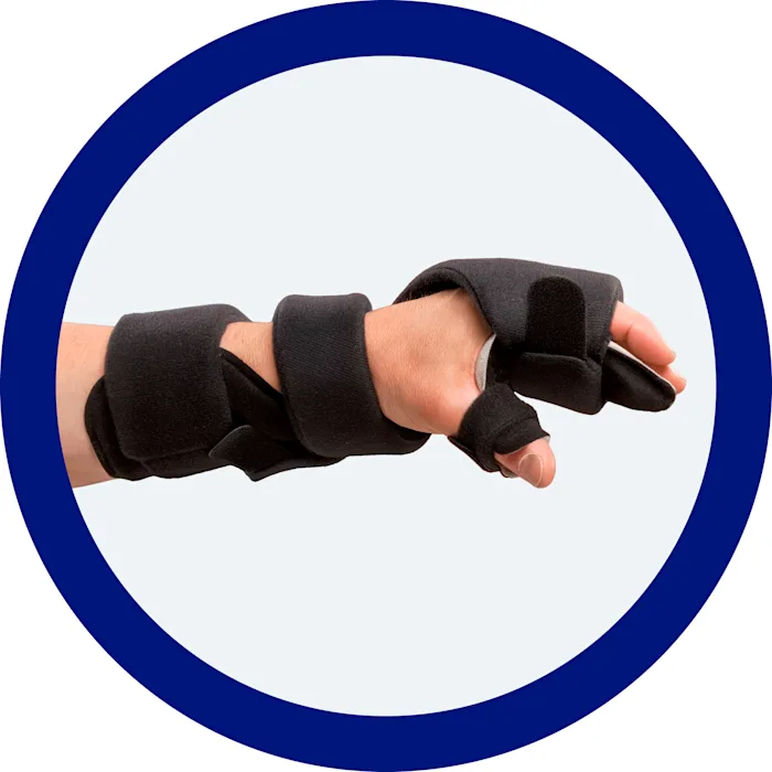 Dettaglio di una mano con l'ortesi Neuro Soft
