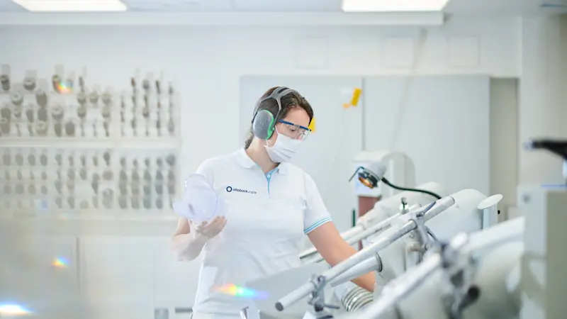 Un tecnico ortopedico Ottobock.care che lavora su un'invasatura protesica in silicone