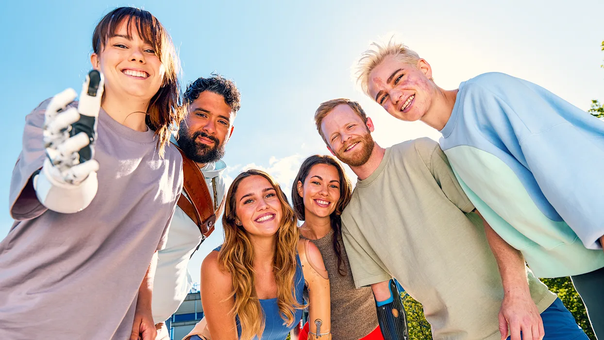 Un grupo de personas con pérdida de extremidad posando con sus brazos protésicos