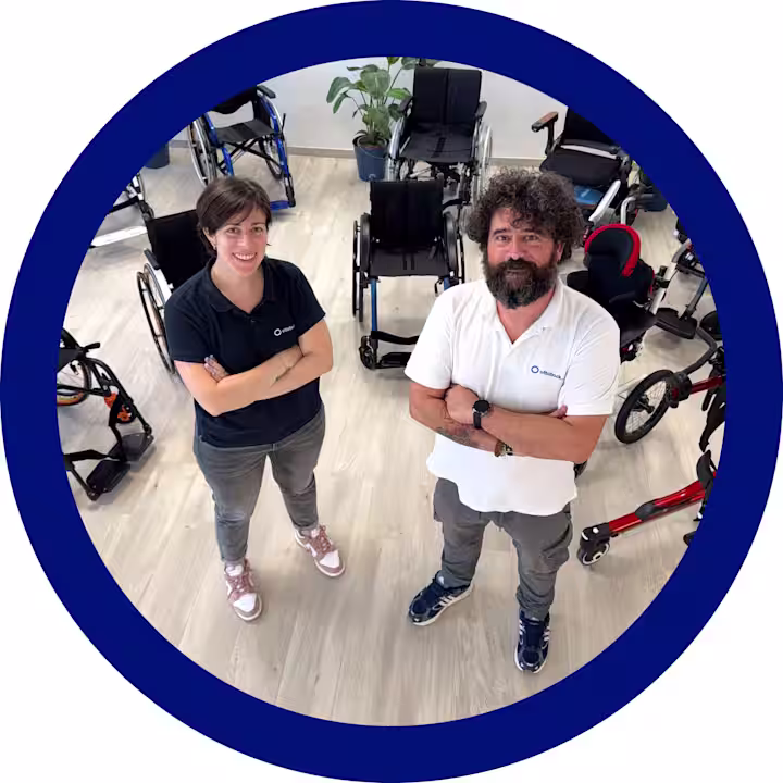 Michele e Laura nella sede Ottobock.care di Novara posano davanti a carrozzine e ausili