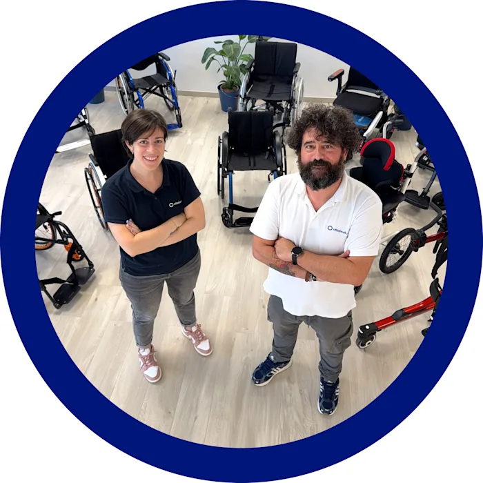 Michele e Laura nella sede Ottobock.care di Novara posano davanti a carrozzine e ausili