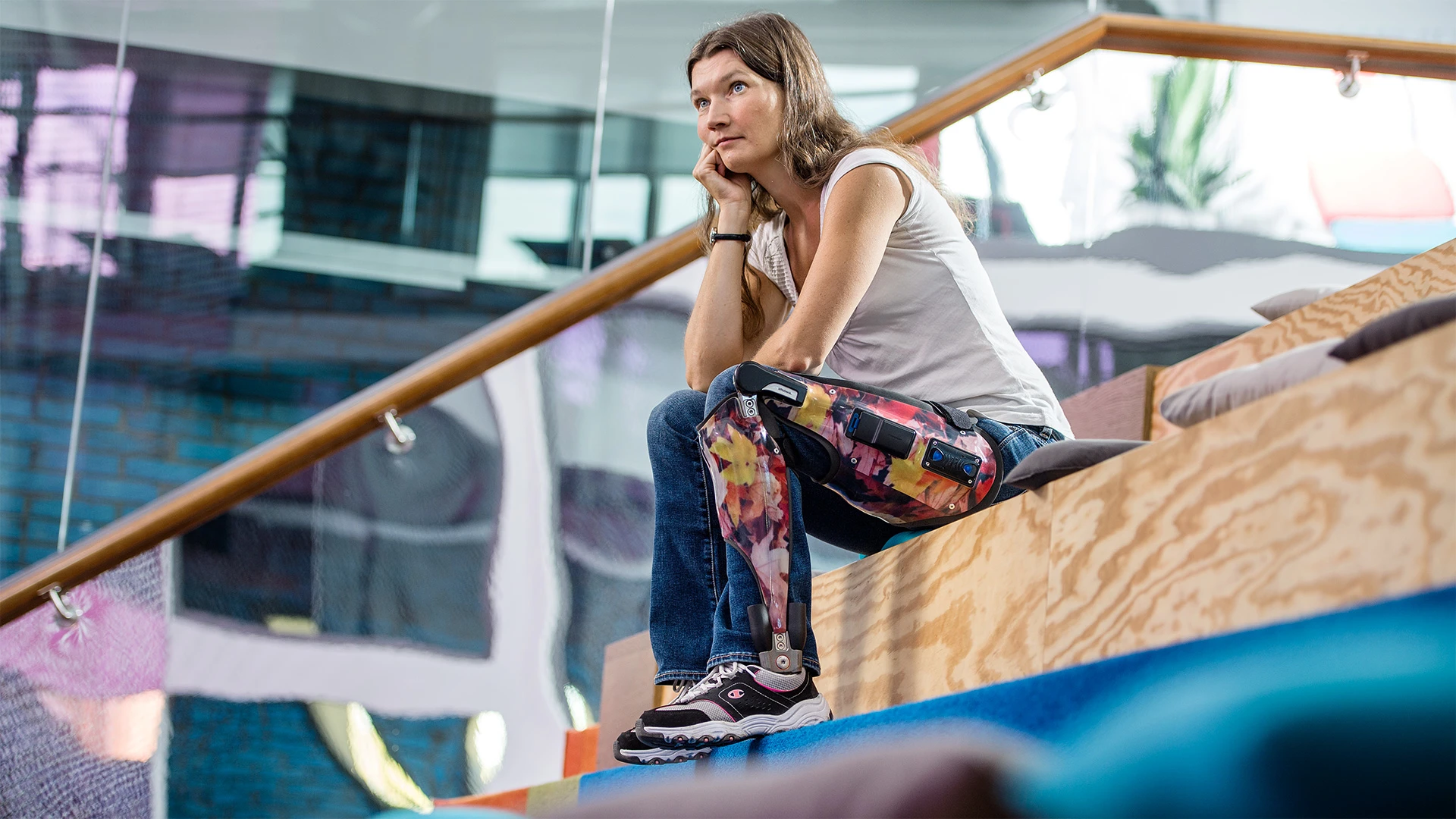 Un usuario de Ottobock C-Brace se sienta en los escalones