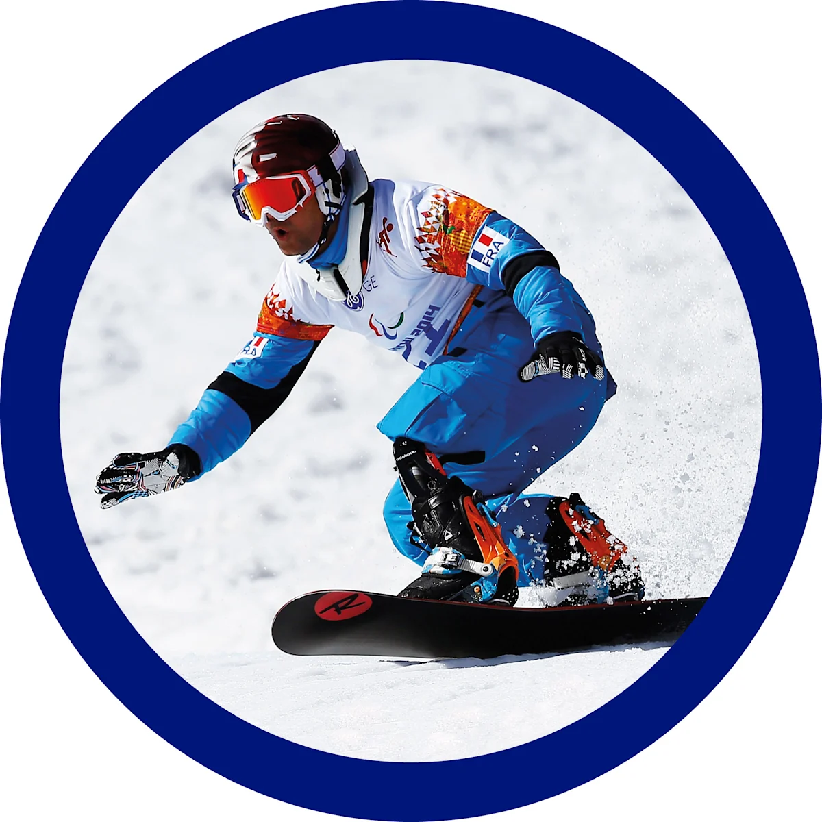 Uno snowboarder con la sua protesi da sport dotata di piede ProCarve scende sulla neve piegato sulla tavola