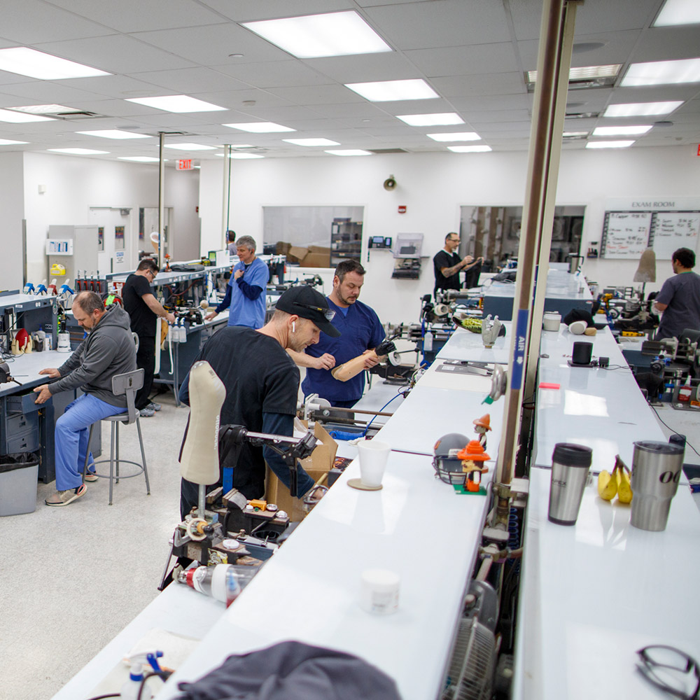 El interior de un laboratorio de construcción de protésicas Scott Sabolich Ottobock.care 