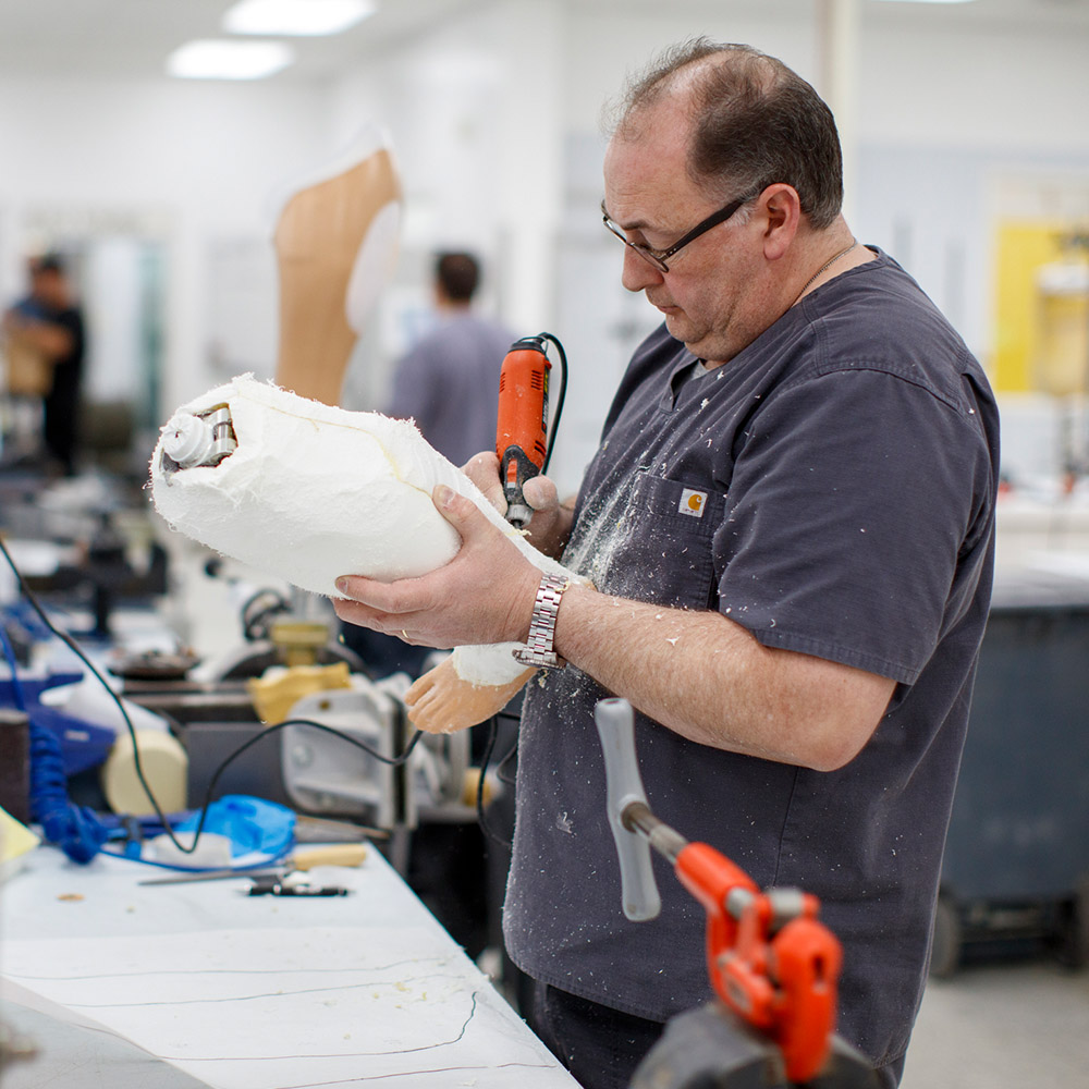 Un CPO trabajando en un molde de pierna
