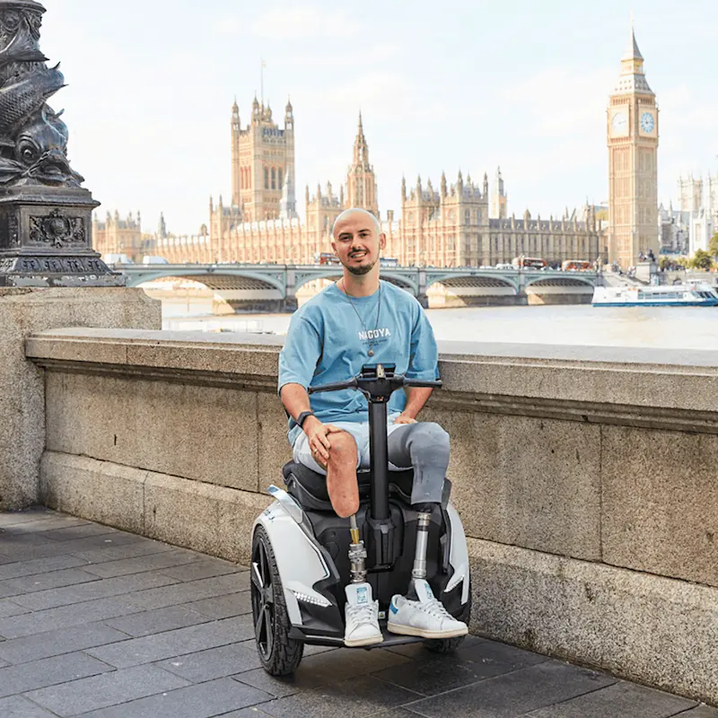 James con Genny Zero posa davanti al parlamento inglese e il Big Ben