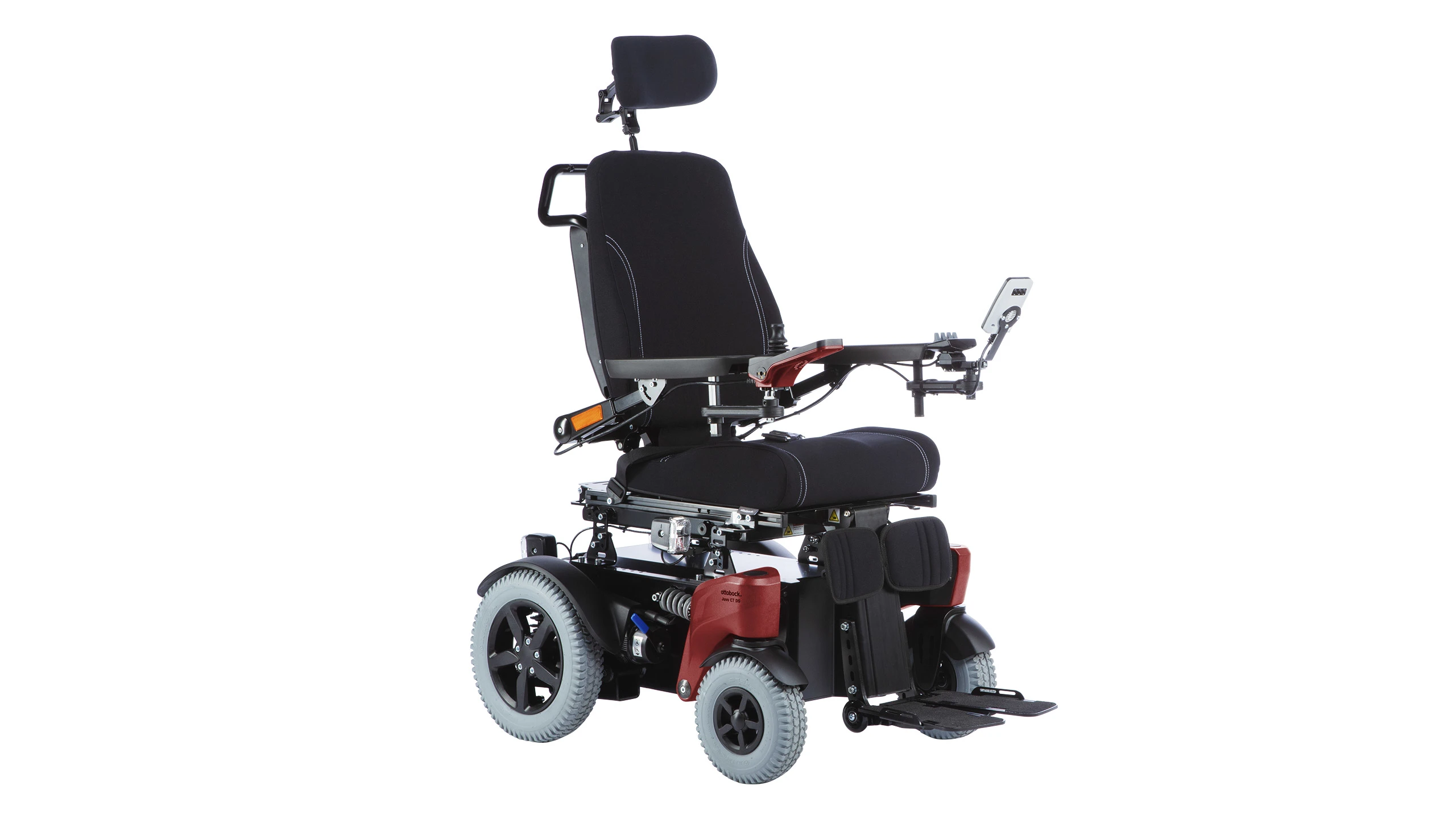 Vista di tre quarti anteriore della carrozzina elettronica per indoor e outdoor Juvo C7 nella versione con trazione sulle ruote posteriori