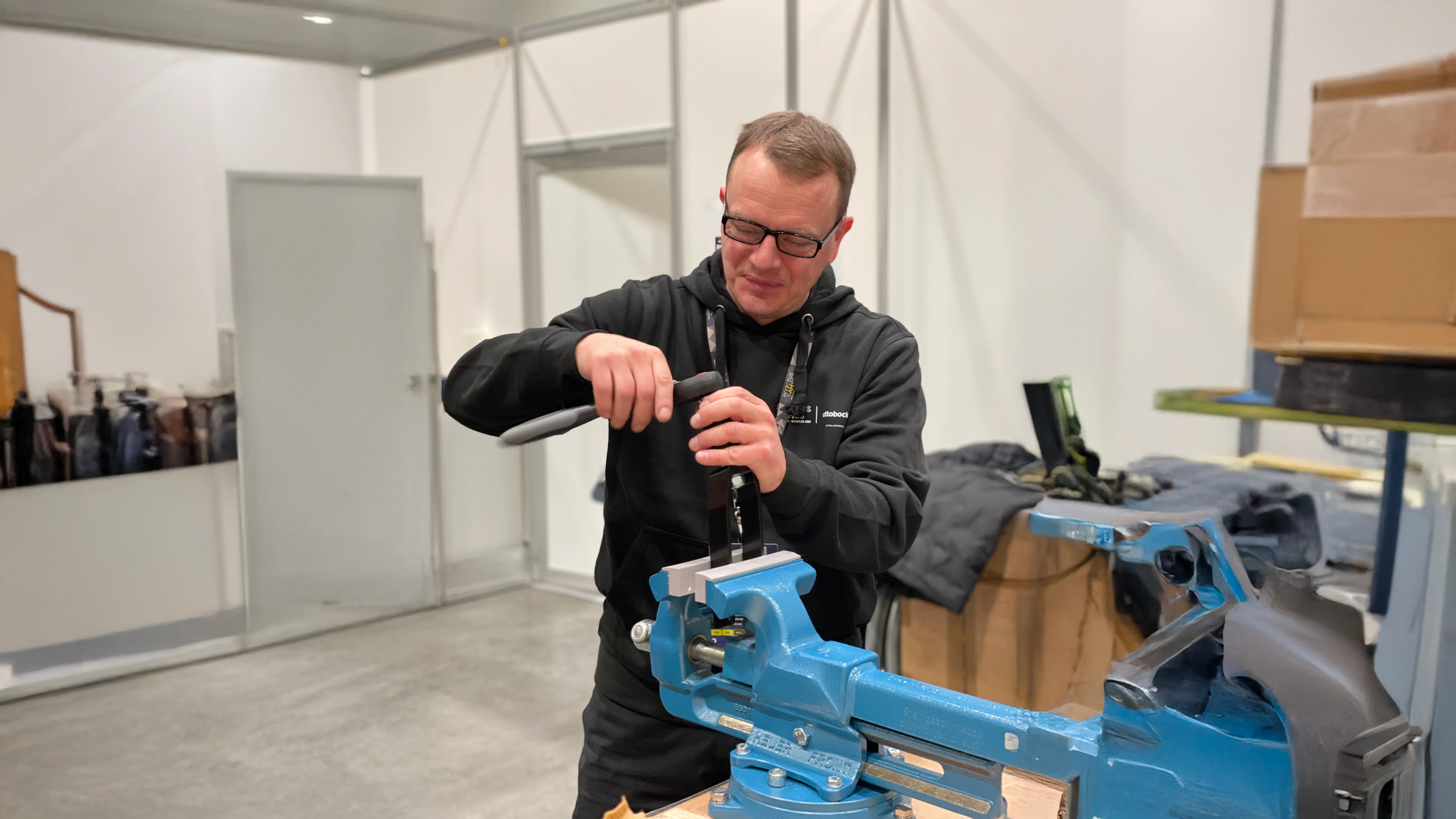 Un médico de Ottobock.care reparando un componente para una silla de ruedas en Invictus Games