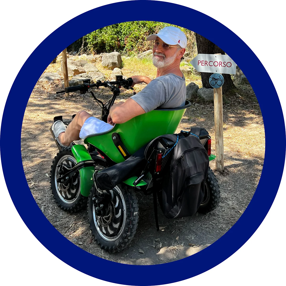 Un utente a bordo del fuoristrada elettrico Zoom Uphill sorride di spalle all'inizio del percorso