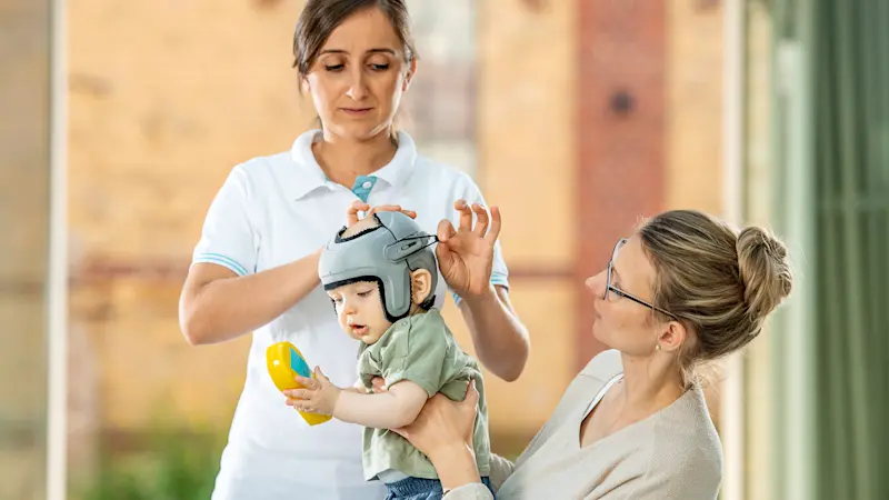 Un ortopedista certificado atando la banda MyCRO personalizada a un niño