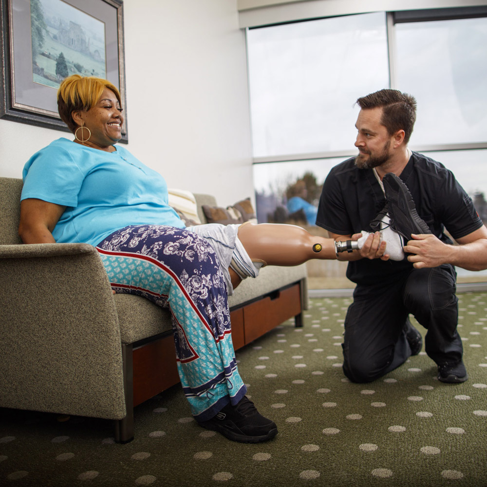 Un ortopedista protésico certificado probando a un paciente con una pierna protésica