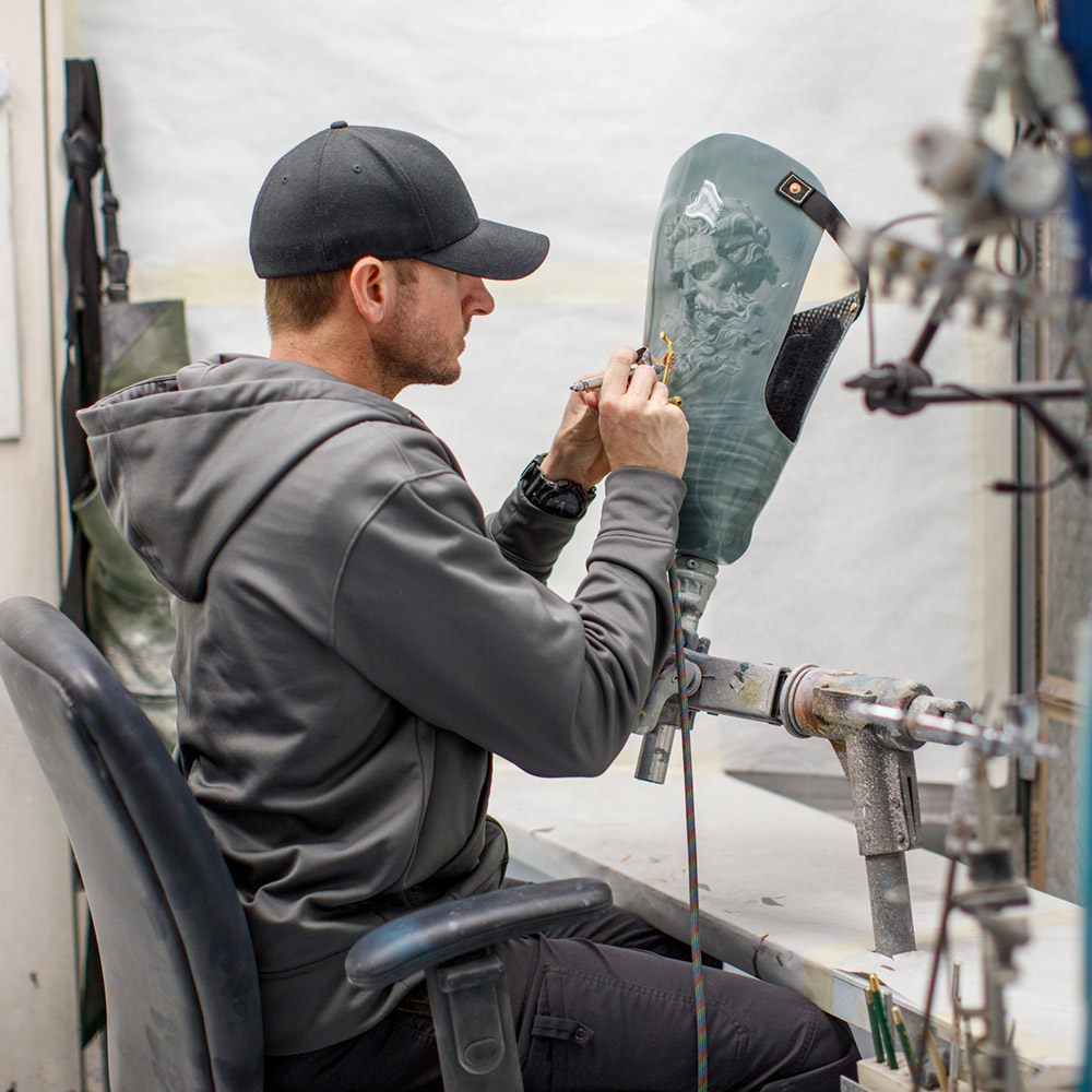 Un CPO añadiendo los toques finales a un socket Sabolich personalizado