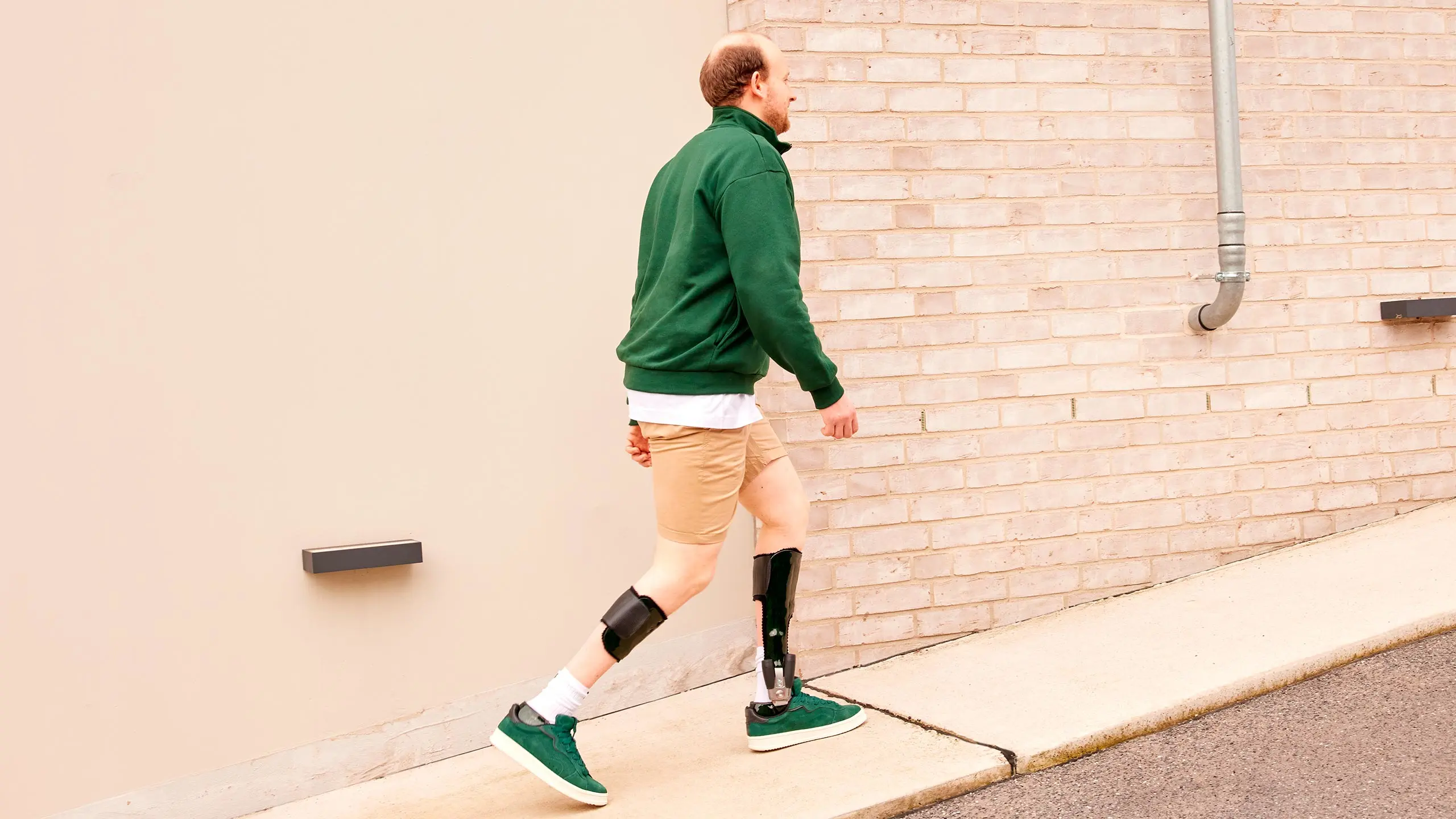 Un unomo visto di spalle affronta una rampa in salita in piena sicurezza grazie al supporto assicurato da l'ortesi Nexgear Tango