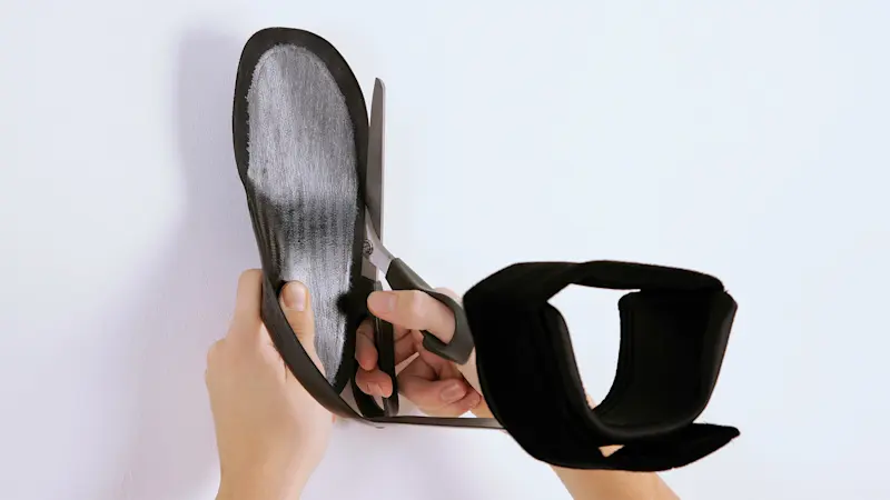 Dettaglio dell'ortesi AFO WalkOn con dima del piede ritagliabile per adattarla alla calzatura